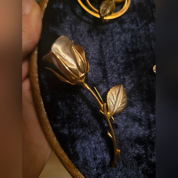 Vintage Floral Brooch Set of 7 on Navy Blue Velvet Hanging Display Case - Picture 10 of 12